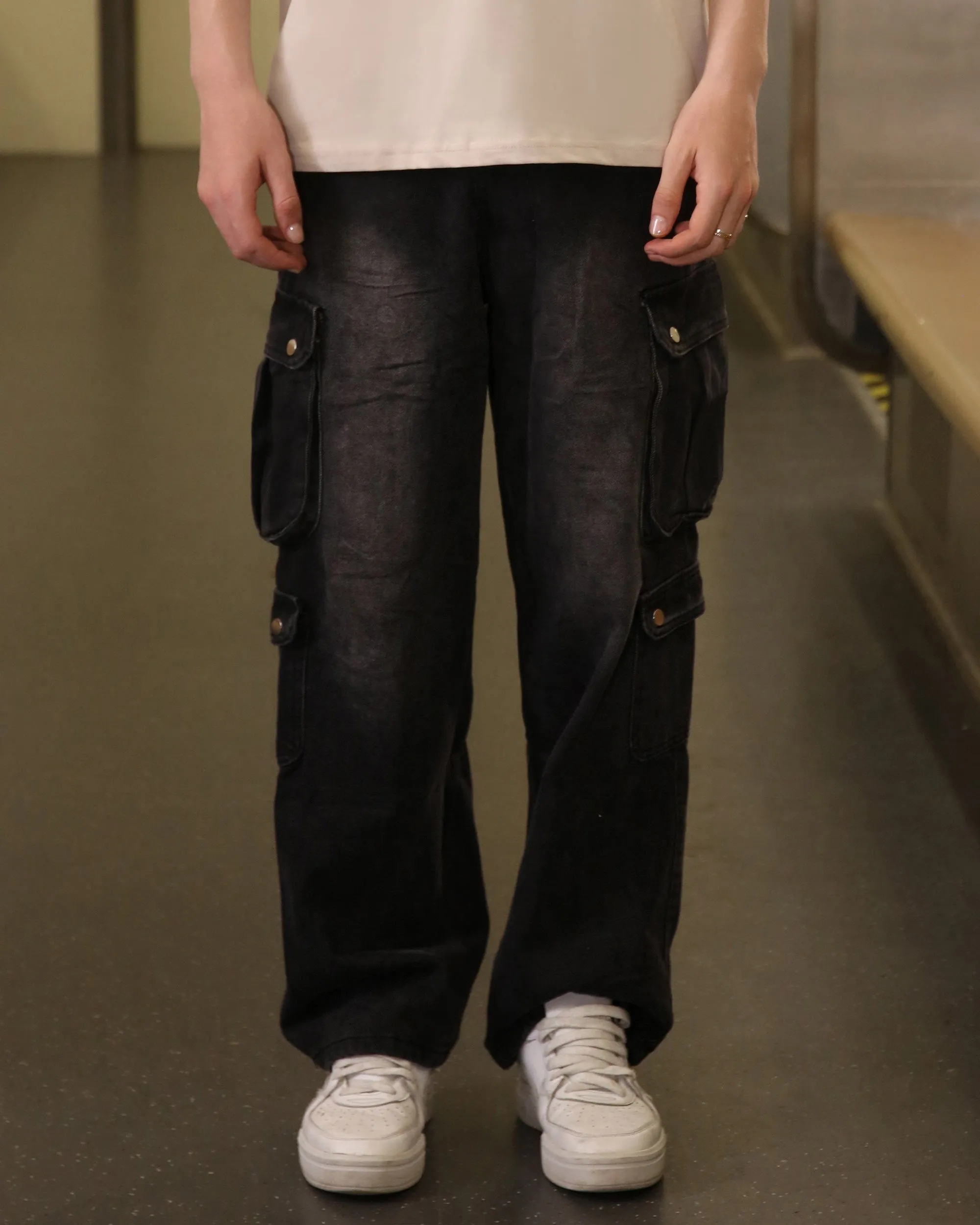 Essential Baggy Jeans: Black with Multiple Side Pockets